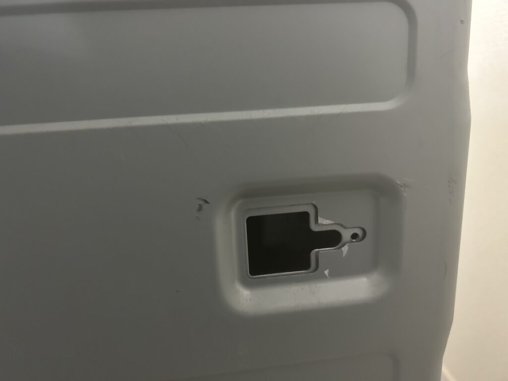 背面の中央の大きいパネルを外します。合計１２本のネジでとまっています