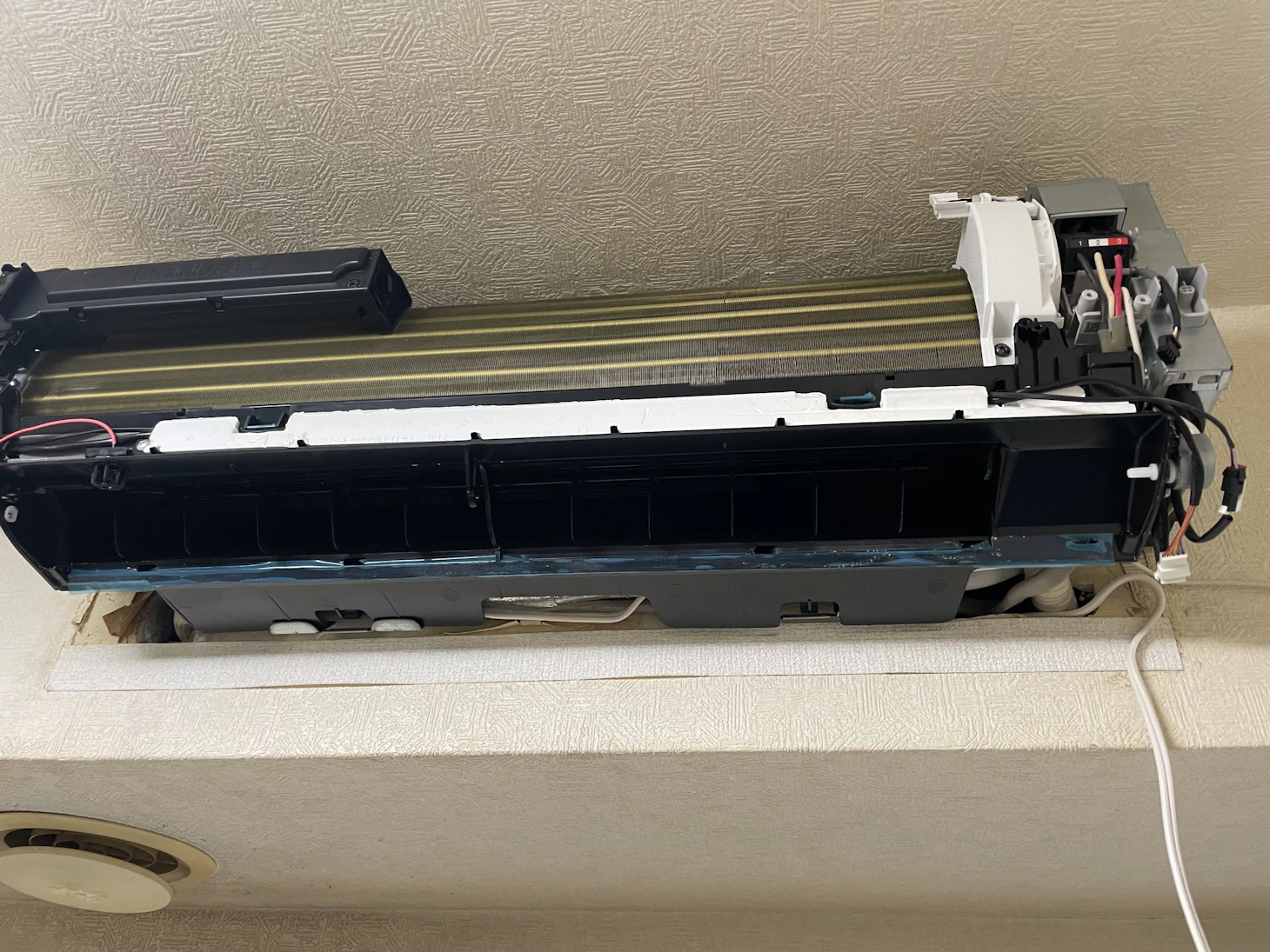 エアコン室内機からポタポタ水漏れする原因とは？自分でできる対処法と修理費用を徹底解説【完全保存版】