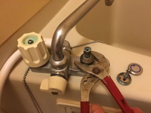風呂の蛇口から水漏れしている場合の対処法