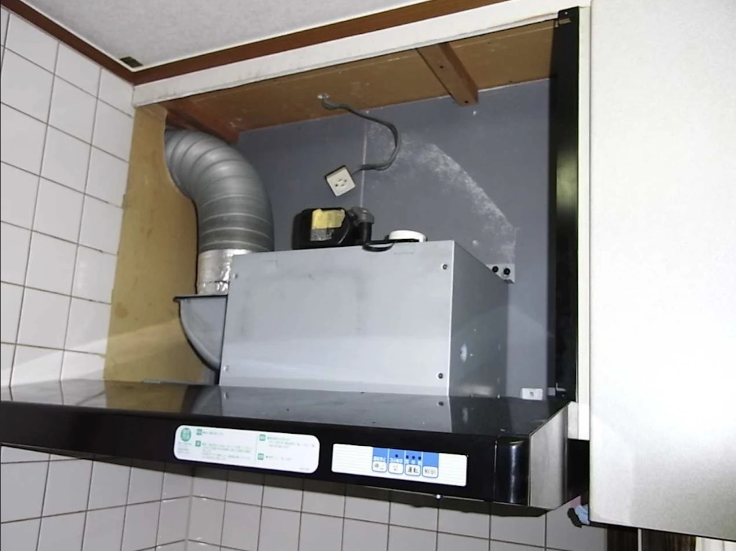 【現役技術者が解説】換気扇交換の時、ダクト清掃をセットで行うべき「たった一つの物理的理由」