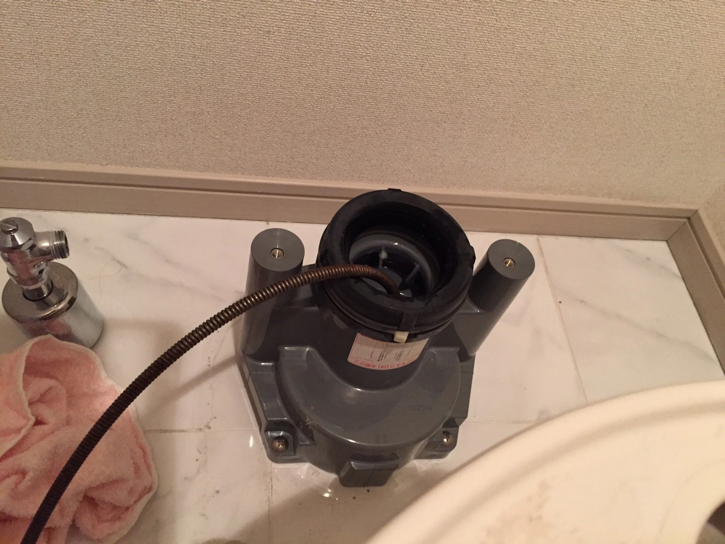 【2026年最新】トイレの床から水漏れ…原因はフランジ？交換が必要なケースと修理費用をプロが徹底解説【後半】