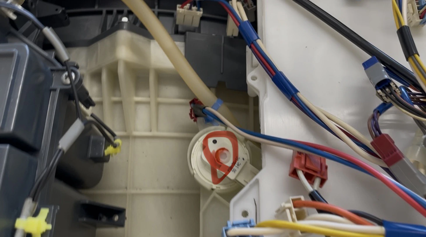 【Panasonic NA-VX800BLのU11エラー】排水詰まりだけではない「水位センサー」の真の原因｜洗濯機修理のプロが徹底解説