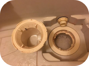 風呂の排水溝から来る臭いの原因とその対処法