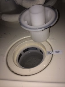 洗濯機の排水口から来る臭いの原因とその対処法