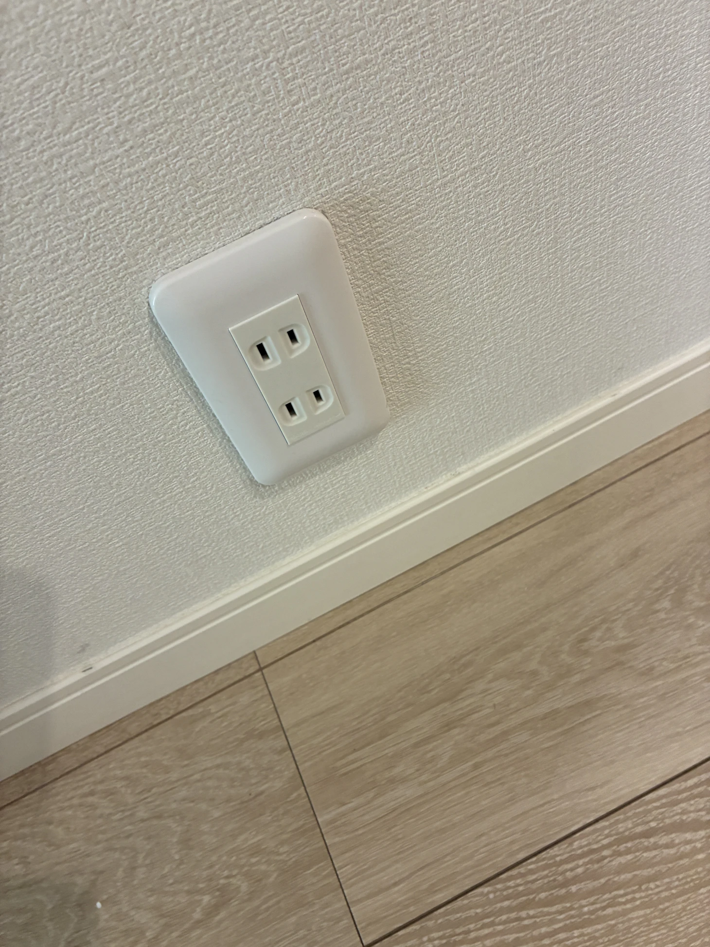 【危険】コンセントから火花・焦げ臭い匂いは交換サイン｜今すぐやるべき対処法と費用