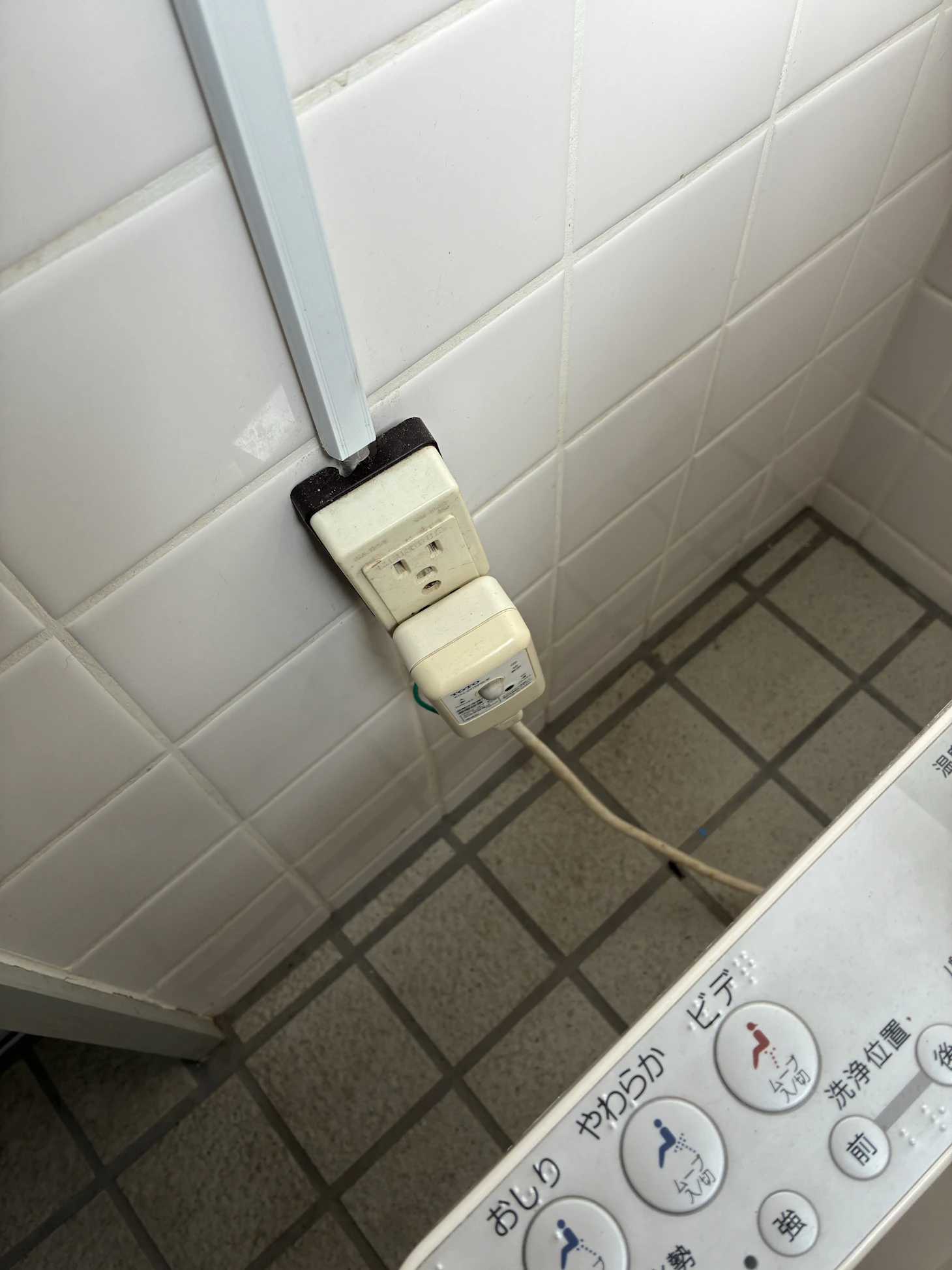 【トイレのコンセントが使えない！】原因と修理費用を電気工事士が解説