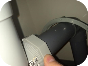 台所の床から水漏れしている時の対処法とその原因10