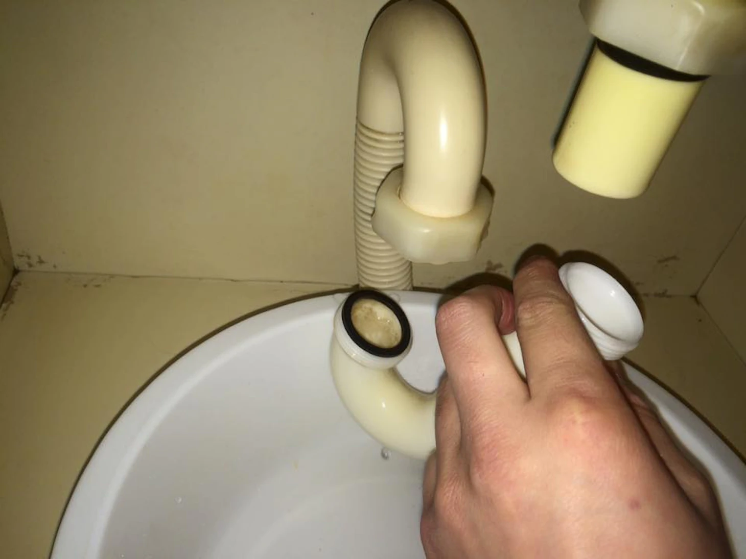 洗面所の排水溝掃除の仕方