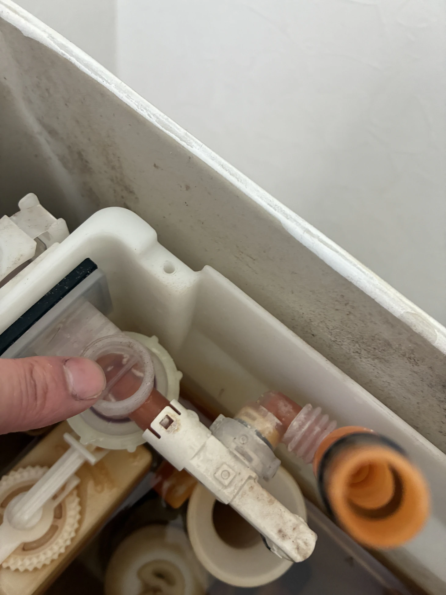「ポタポタ音がする…」その放置が水道代高騰の原因に！トイレのタンク内故障をプロが徹底解説