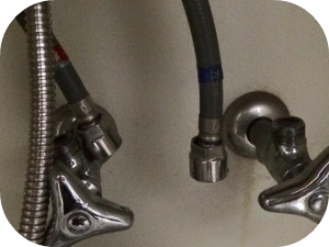 洗面台の床から水漏れしている時に確認すべきポイント