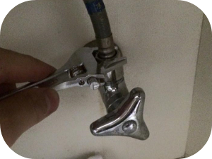 洗面台の床から水漏れしている時に確認すべきポイント