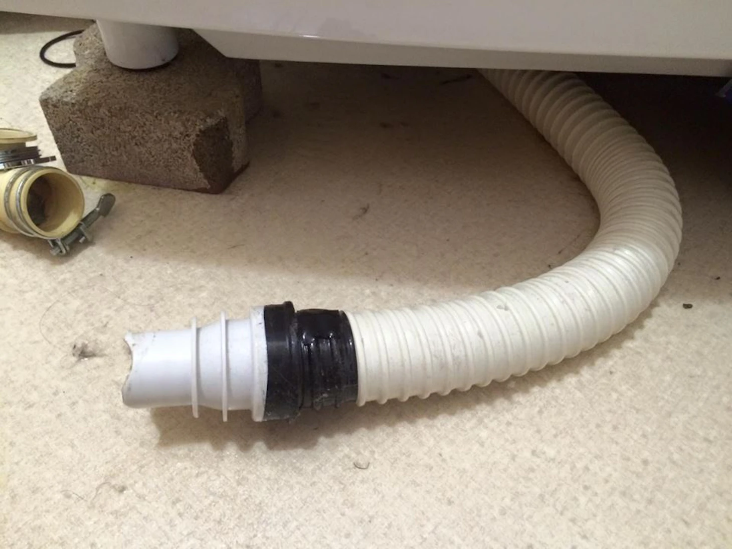 洗濯機の排水ホースを交換する方法