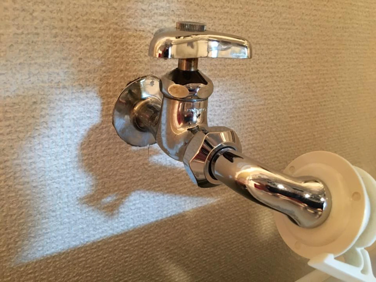 洗濯機の給水ホースから水漏れしている場合の修理方法