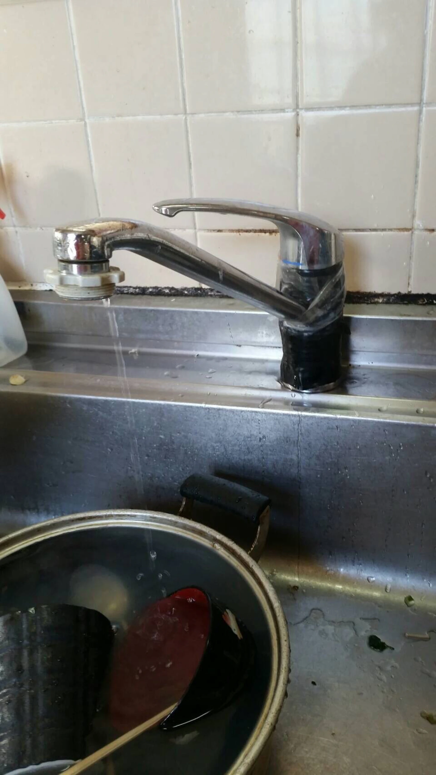 【いくらかかる？】キッチンの水漏れ修理は5,000円〜｜追加料金なしで直すプロの対処法