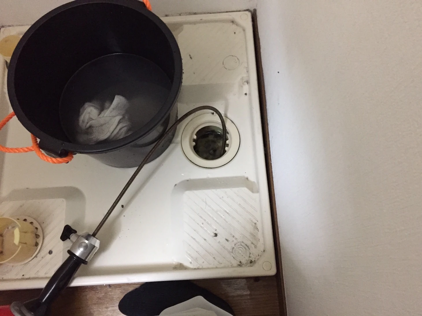 【洗濯機の防水パンから水が溢れる！】原因と修理費用をプロが解説