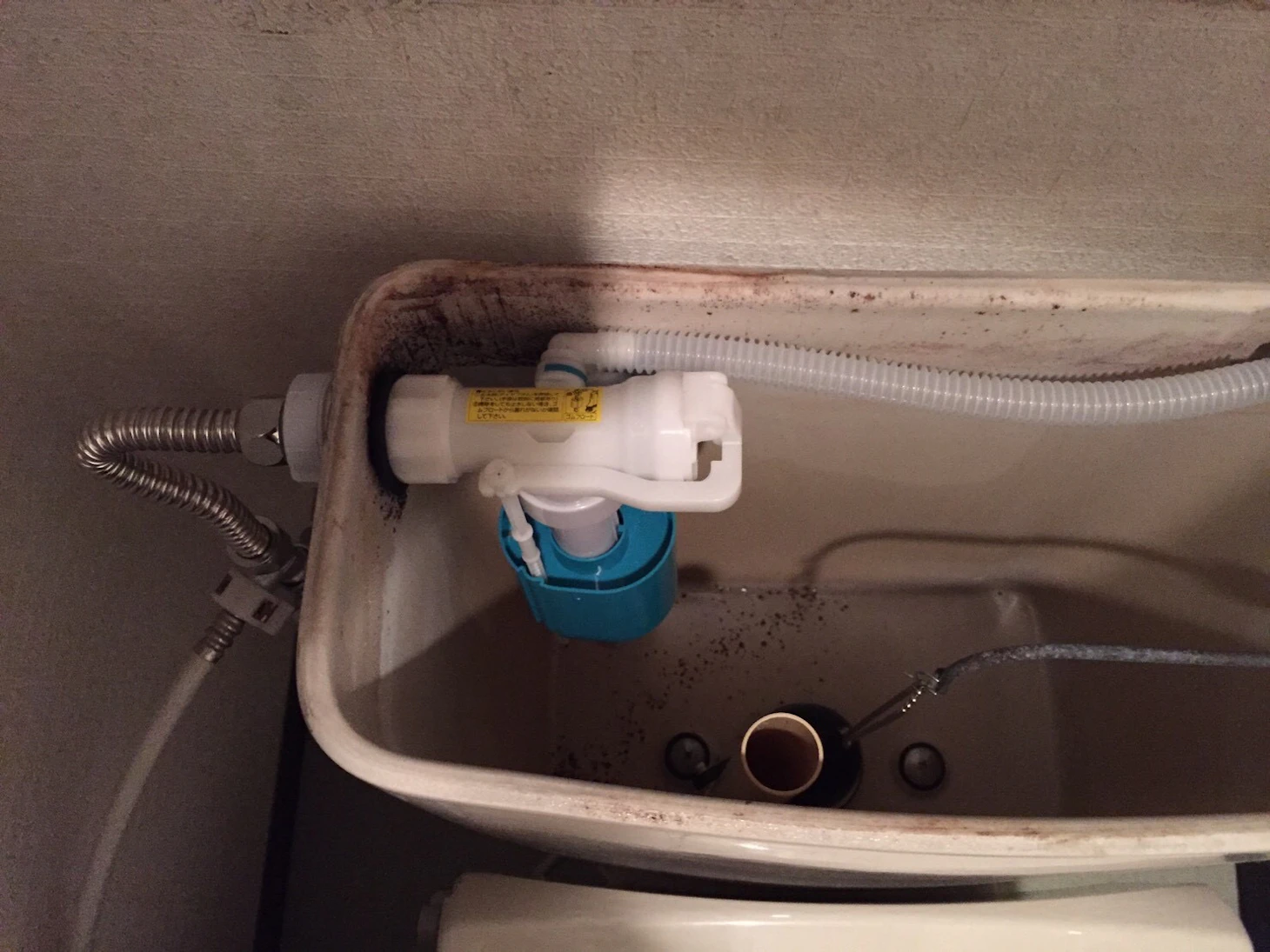 トイレの水がジャージャー流れて止まらない原因と、今すぐ自宅でできる応急処置