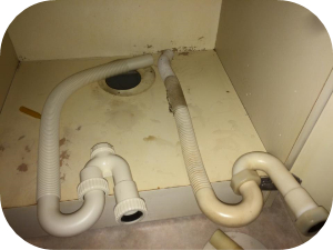 洗面台の床から水漏れしている時に確認すべきポイント