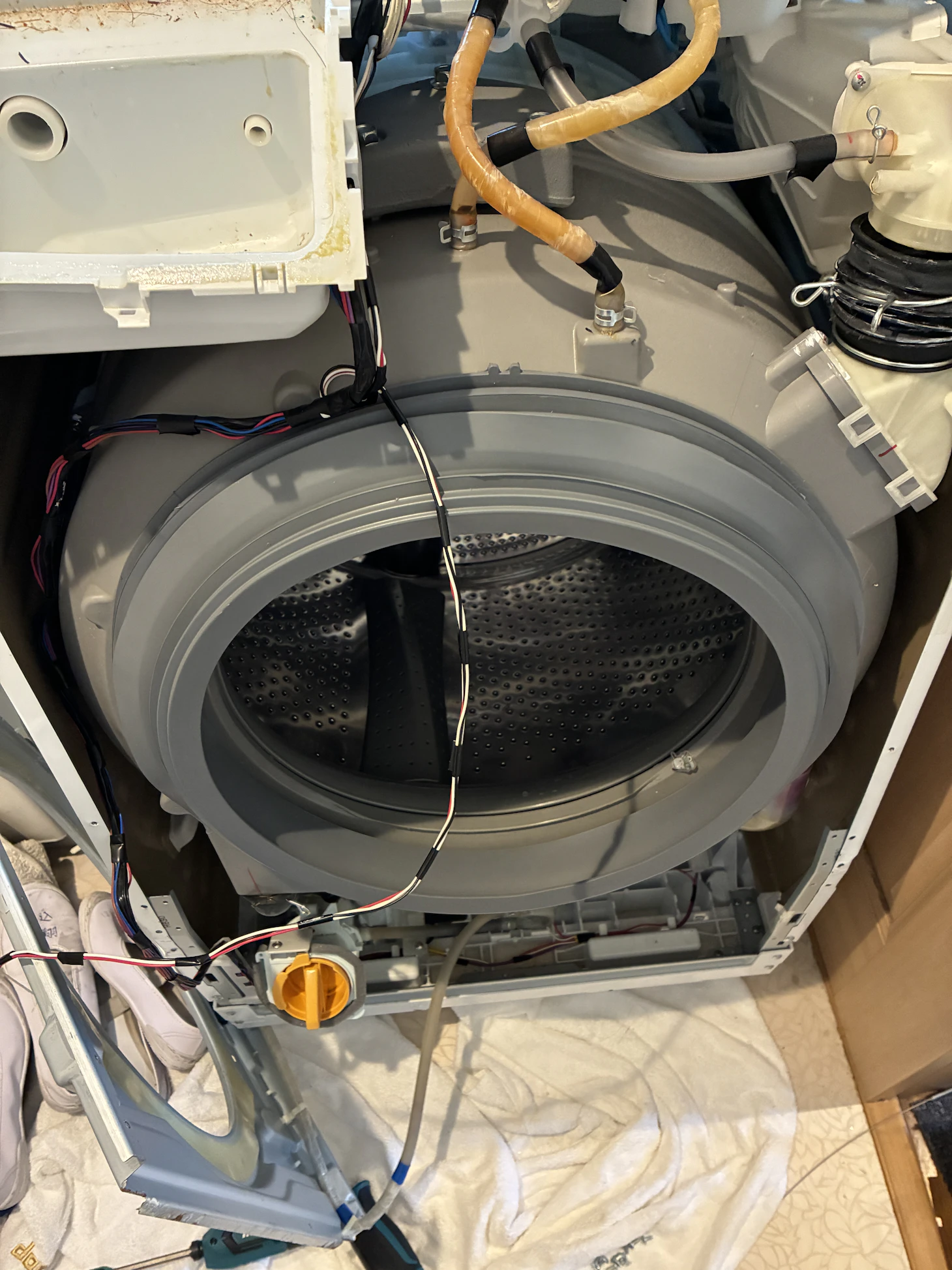 洗濯機修理代はいくら？症状別の修理費用を徹底解説｜日立などのメーカー公式料金と出張修理業者の料金を完全比較