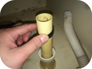 洗面台の床から水漏れしている時に確認すべきポイント