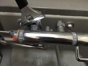 風呂の蛇口から水漏れしている場合の対処法