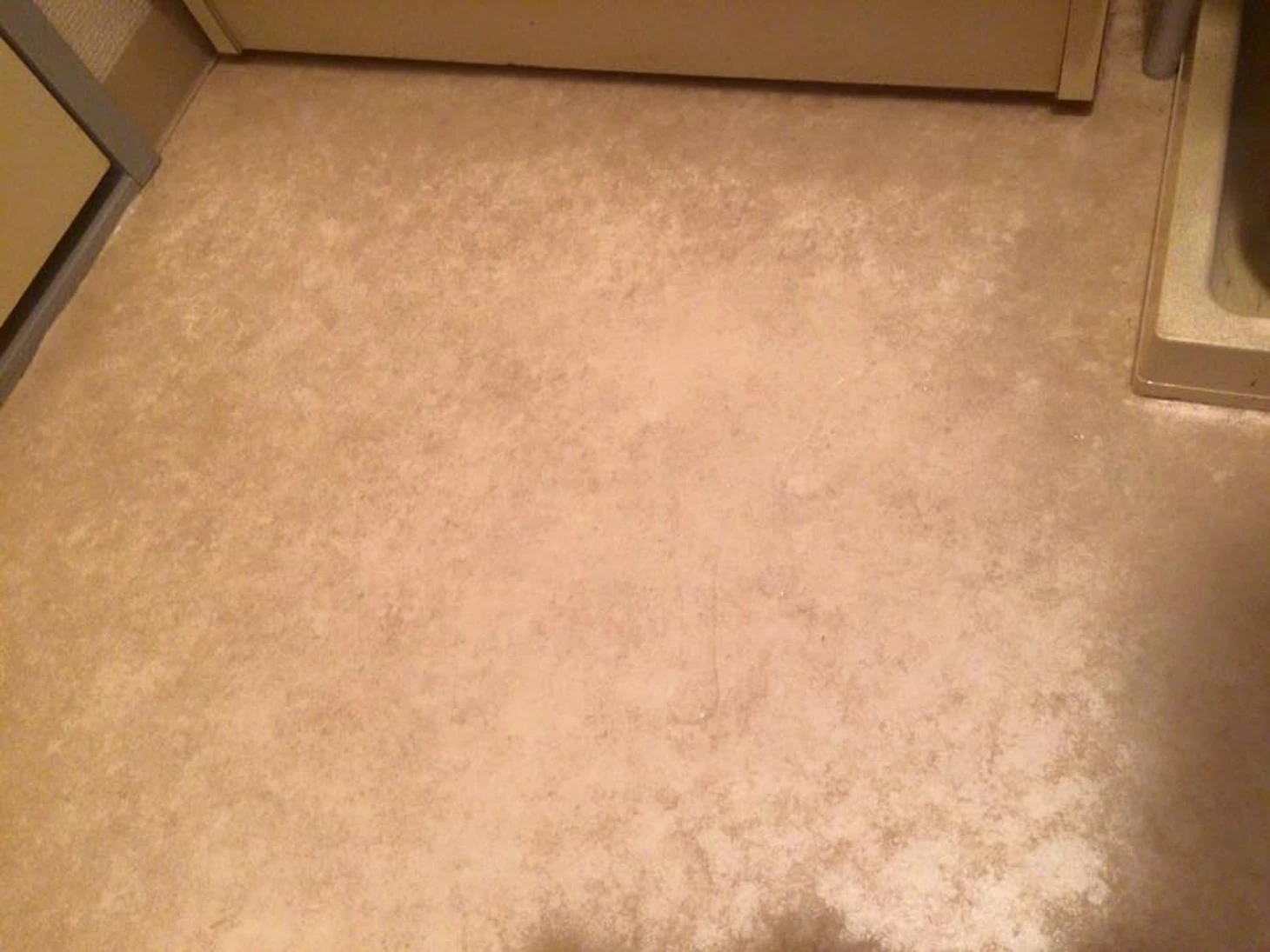 洗面台の床から水漏れしている時に確認すべきポイント５つ