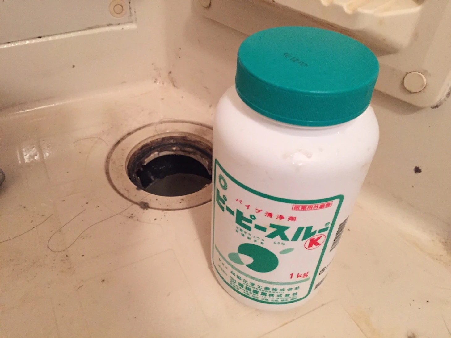 お風呂の排水口から水が溢れる！原因と修理費用を解説