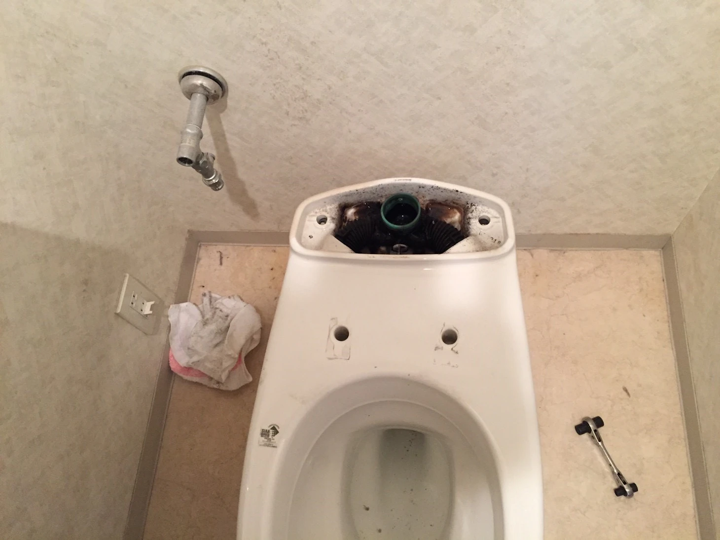 【施工事例】ラバーカップでも直らないトイレつまり｜便器を外して分かった本当の原因とは？