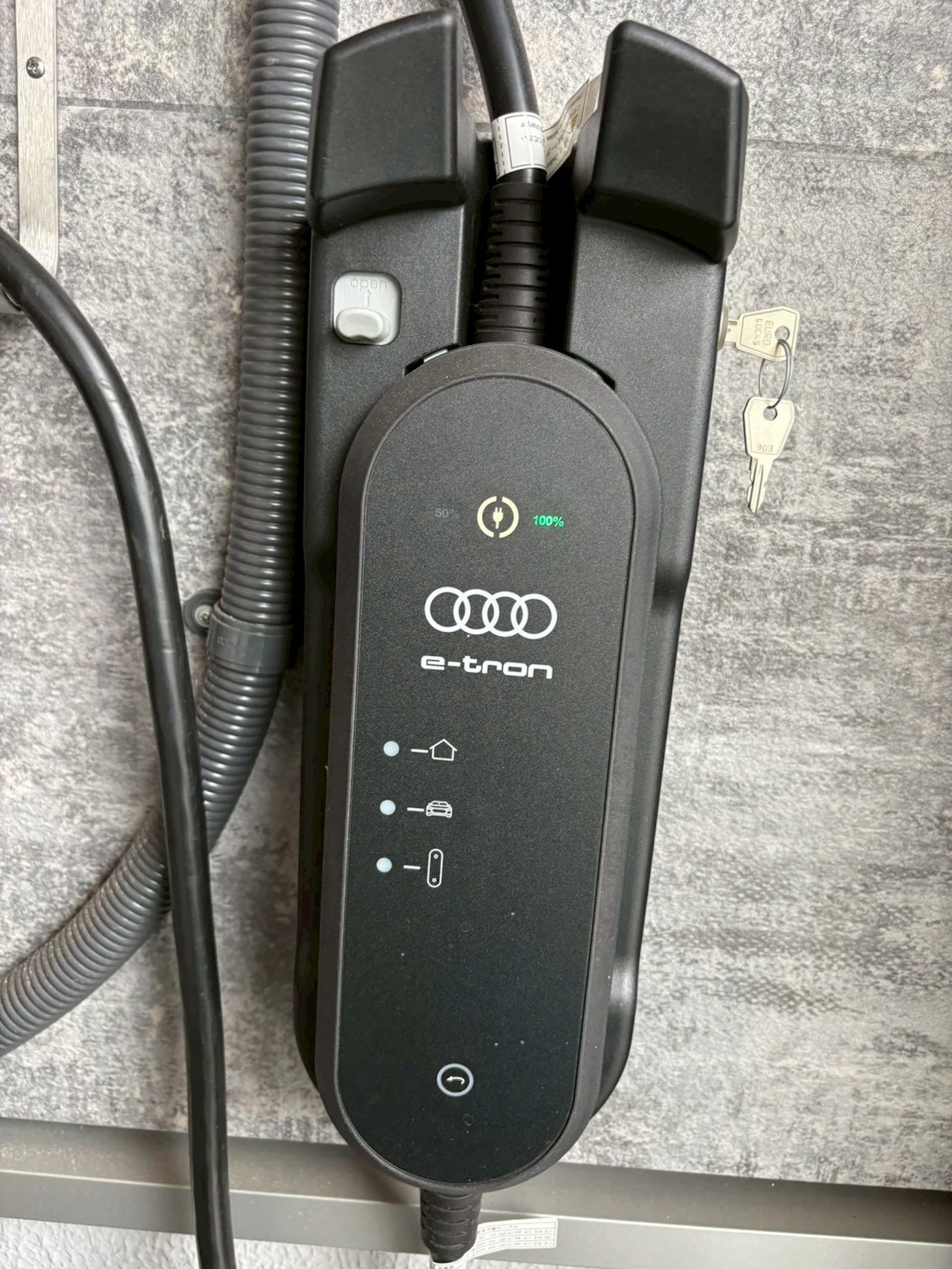 【2026年最新】テスラ充電器の設置工事費用はいくら？工事事例と料金相場をプロが徹底解説！