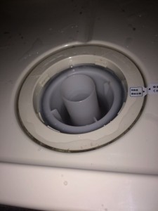 洗濯機の排水口から来る臭いの原因とその対処法