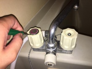 風呂の蛇口から水漏れしている場合の対処法