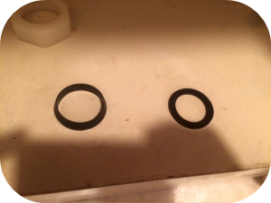 洗面台の床から水漏れしている時に確認すべきポイント