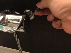 風呂の蛇口から水漏れしている場合の対処法