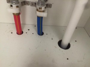 洗濯機の排水口から来る臭いの原因とその対処法