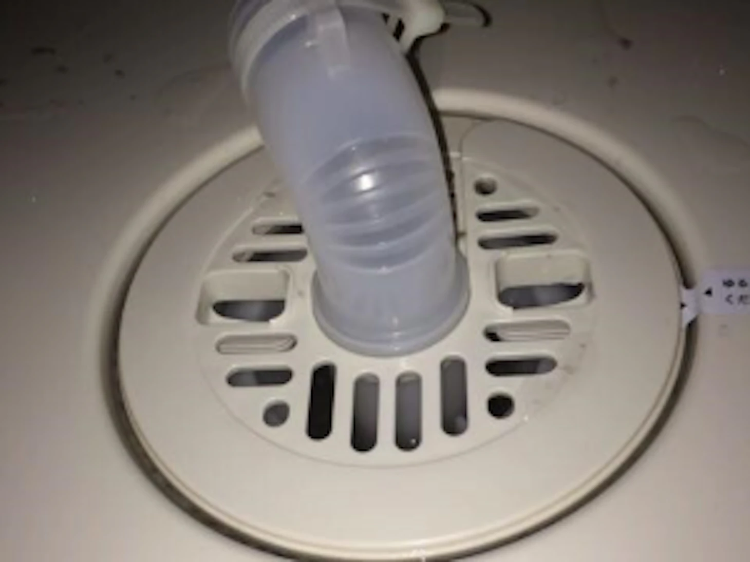 洗濯機の排水口から来る臭いの原因とその対処法