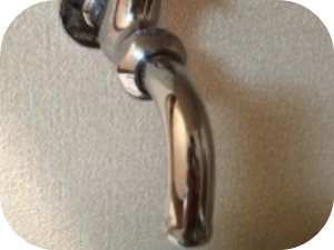 洗濯機の給水ホースから水漏れしている場合の修理方法