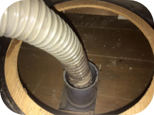 洗面台の床から水漏れしている時に確認すべきポイント