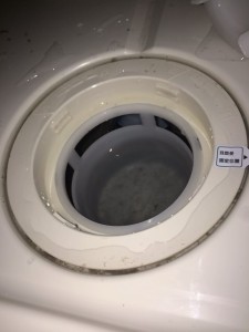 洗濯機の排水口から来る臭いの原因とその対処法