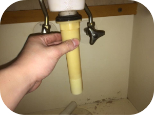 洗面台の床から水漏れしている時に確認すべきポイント