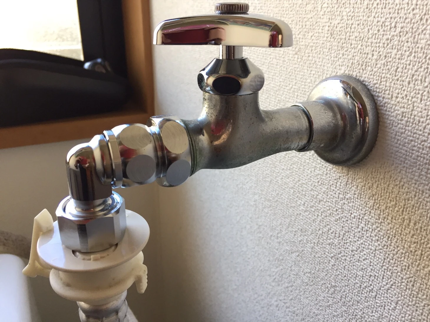 【プロが解説】洗濯機給水ホースの水漏れ原因4つと交換費用相場！DIY手順から業者選びまで徹底ガイド