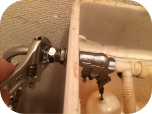 トイレタンクから水漏れしている場合の対処法