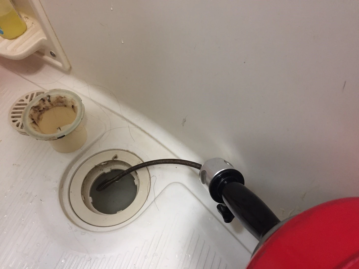 お風呂の排水溝が詰まった!今すぐできる直し方と修理費用(3分で解決)