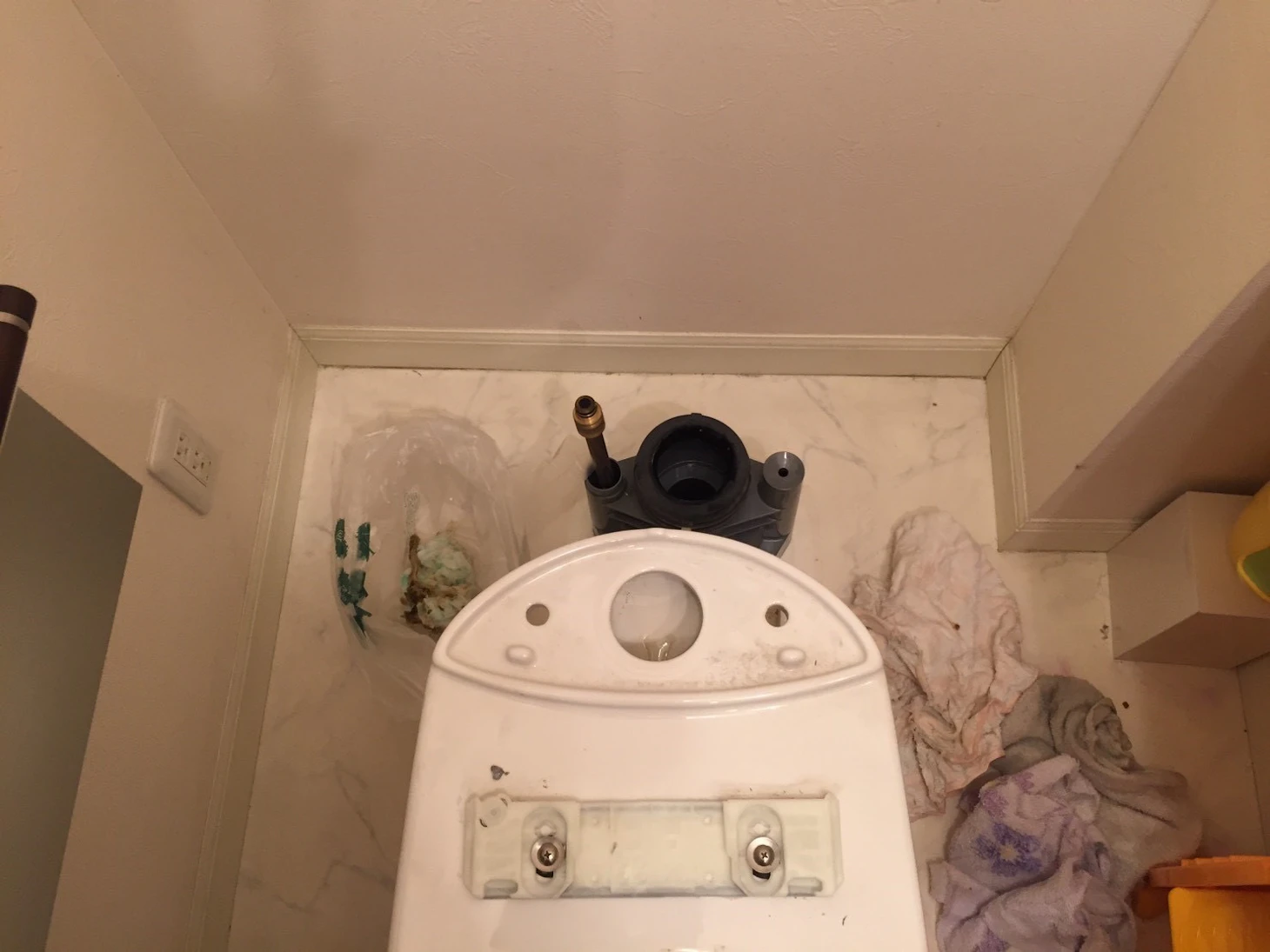 トイレが夜に水漏れした時どうする?今すぐ止める方法と24時間対応の修理費用