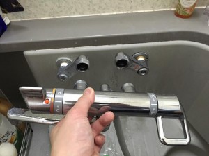風呂の蛇口から水漏れしている場合の対処法