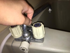 風呂の蛇口から水漏れしている場合の対処法