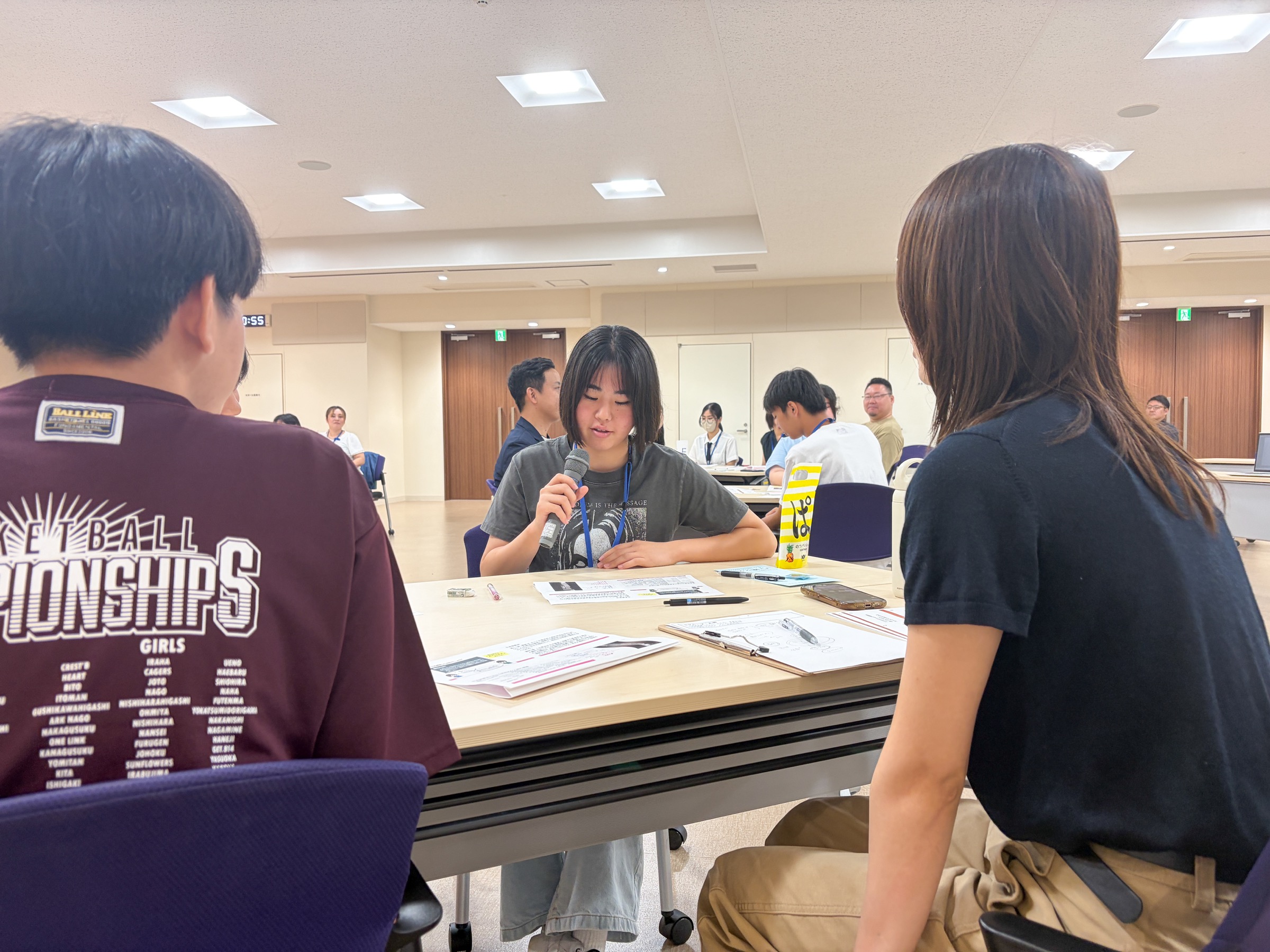 マイクを持ち、自分の考えを伝える参加者