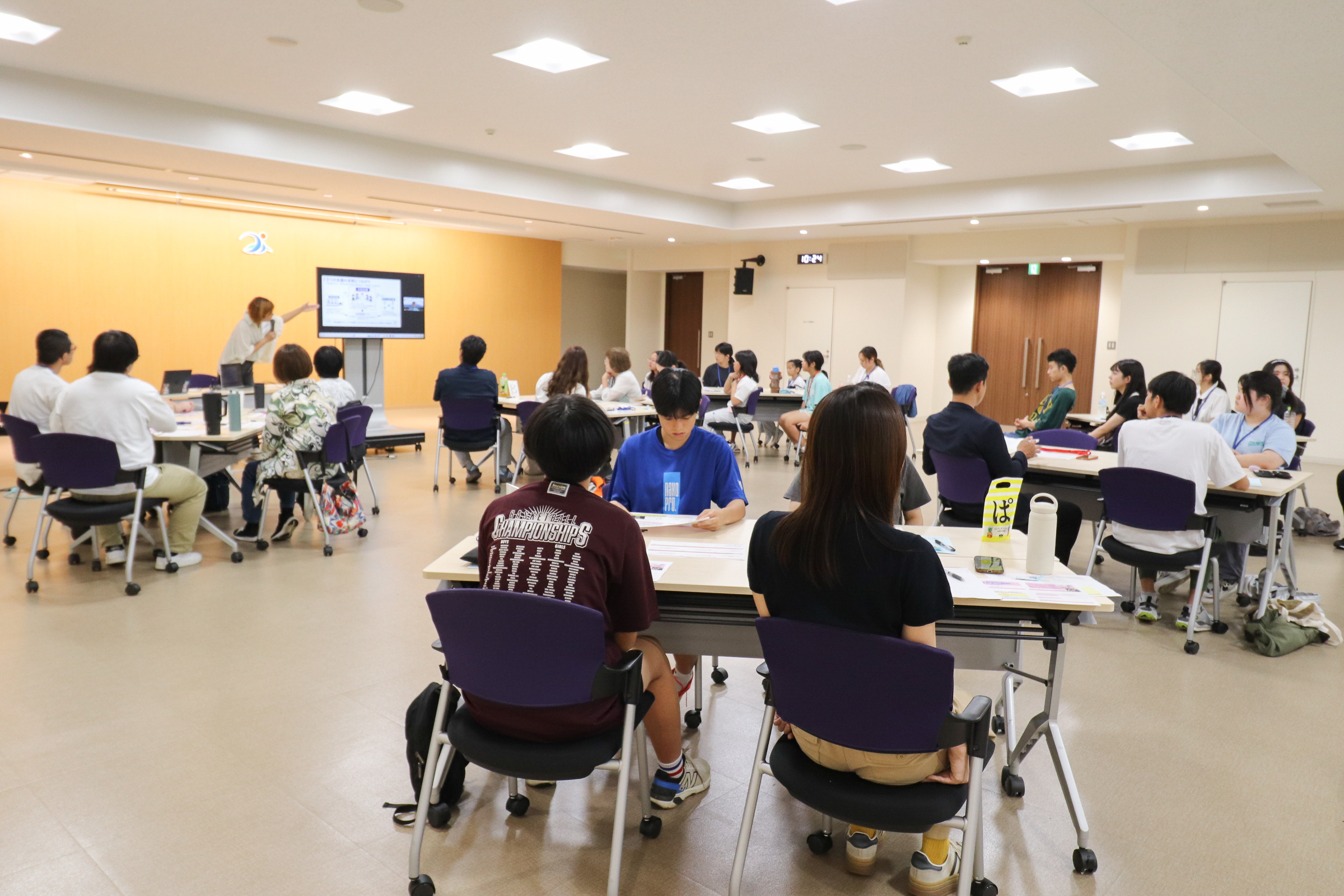 第2回市民会議でオンライン講話を聞く参加者たち