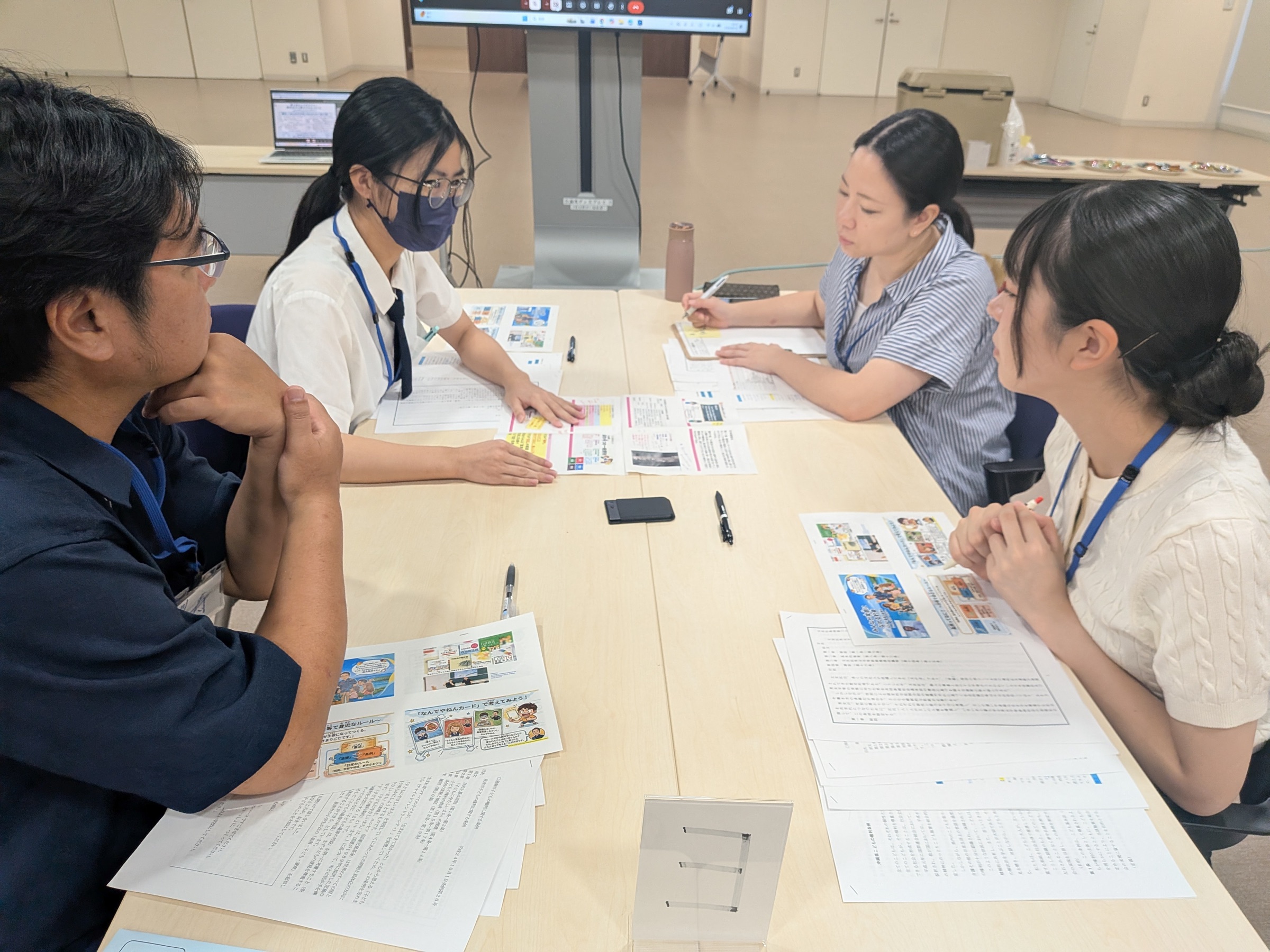 他自治体の条例と資料を広げ、宮古島の困りごとを話し合う参加者たち