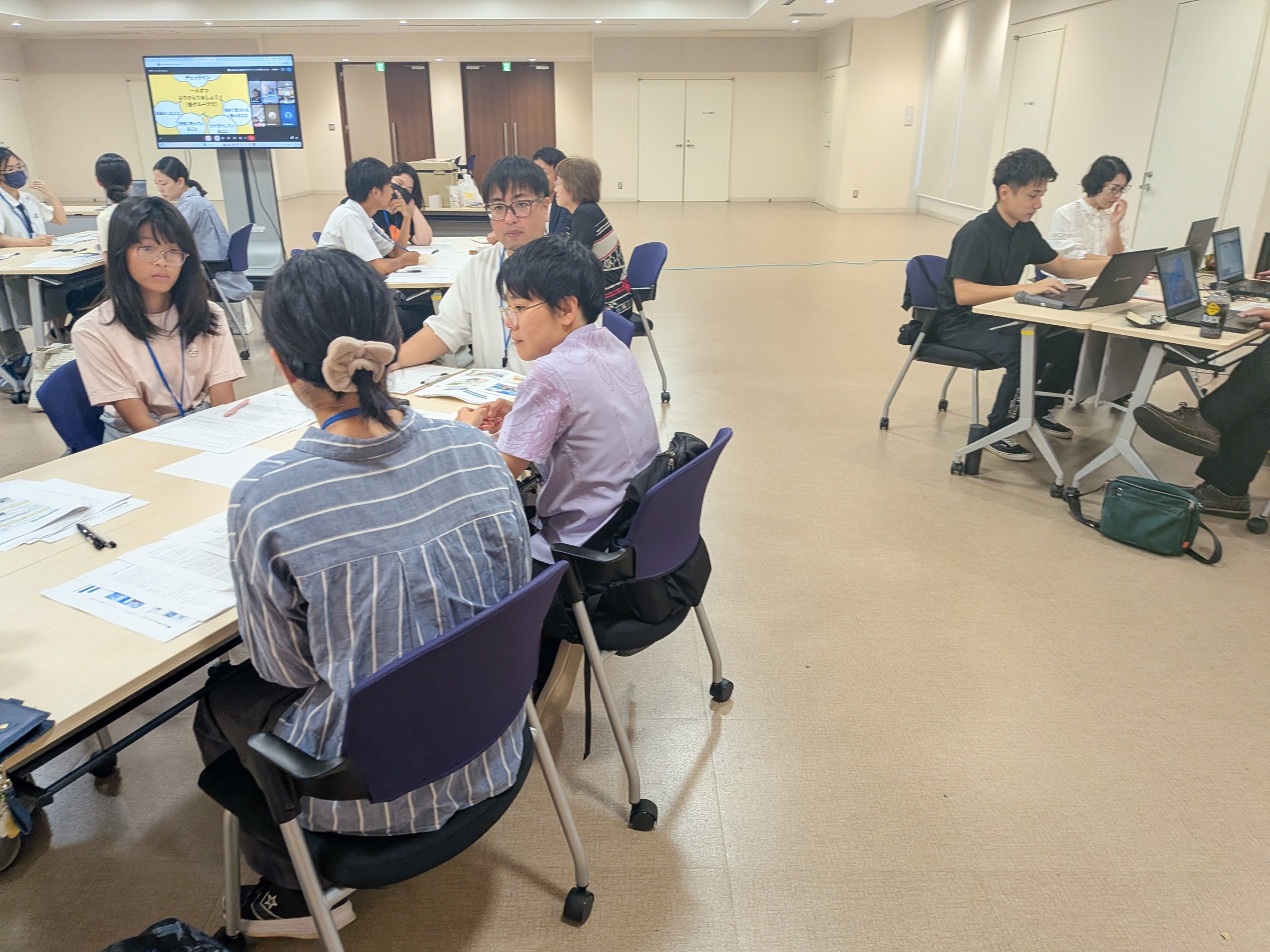 第3回市民会議でグループに分かれて条例を読み解く参加者たち
