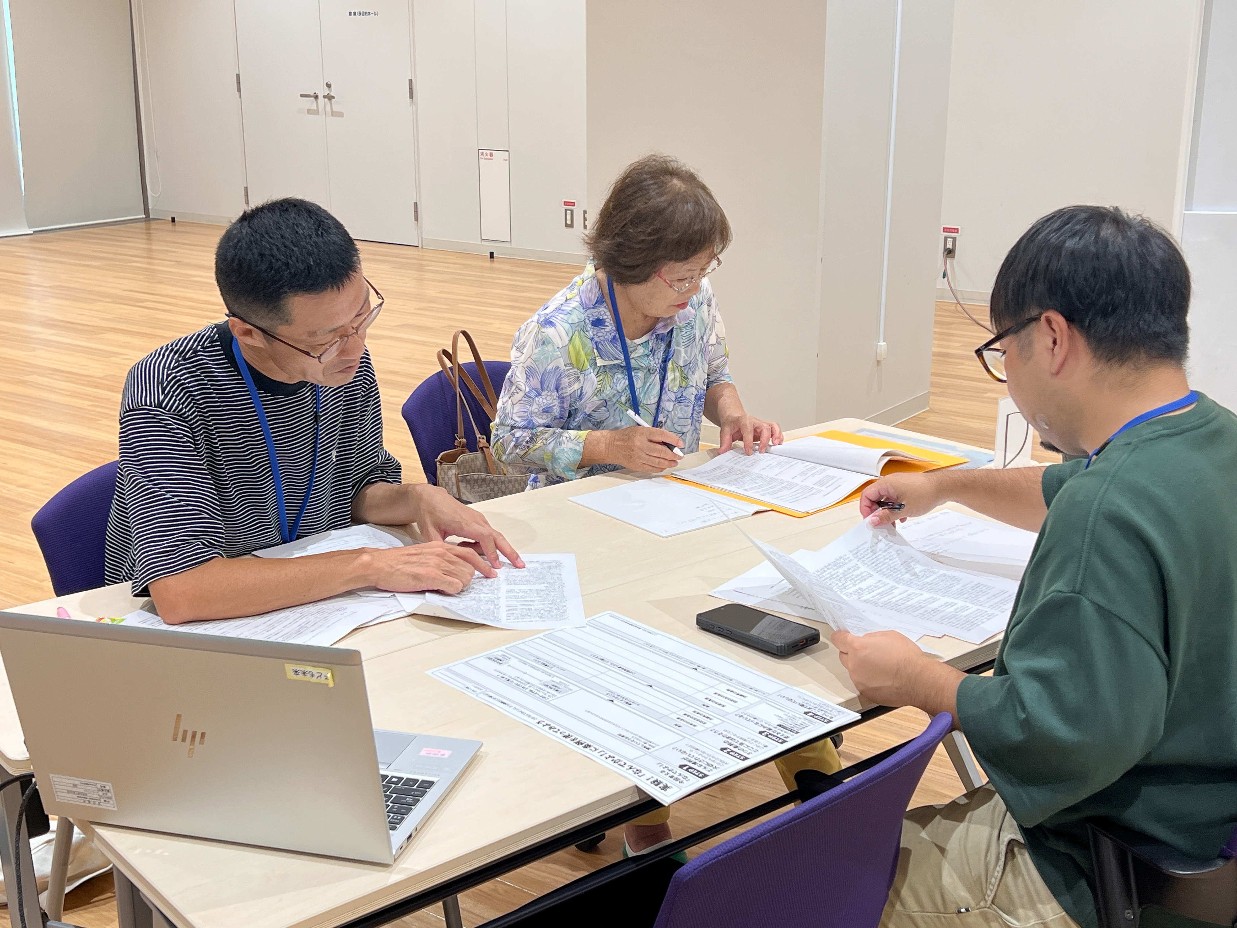 第4回市民会議のおとな会議で、条例とワークシートを囲んで話し合う参加者