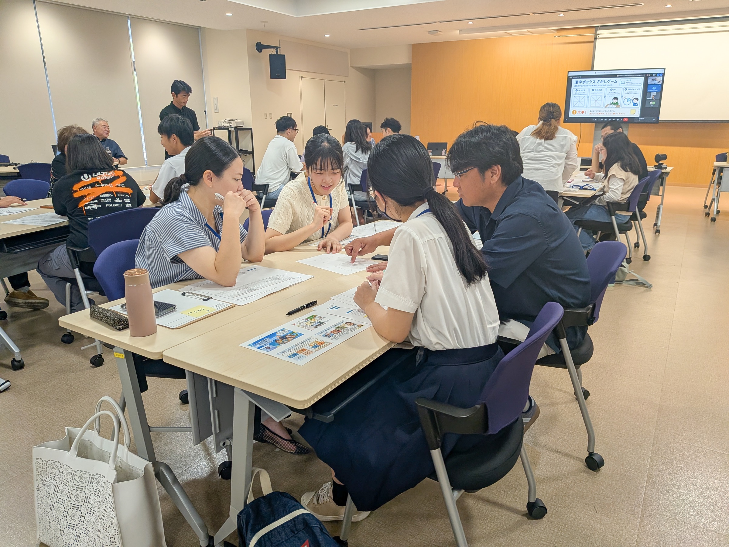 第3回市民会議で資料を囲み、意見を交わす参加者たち